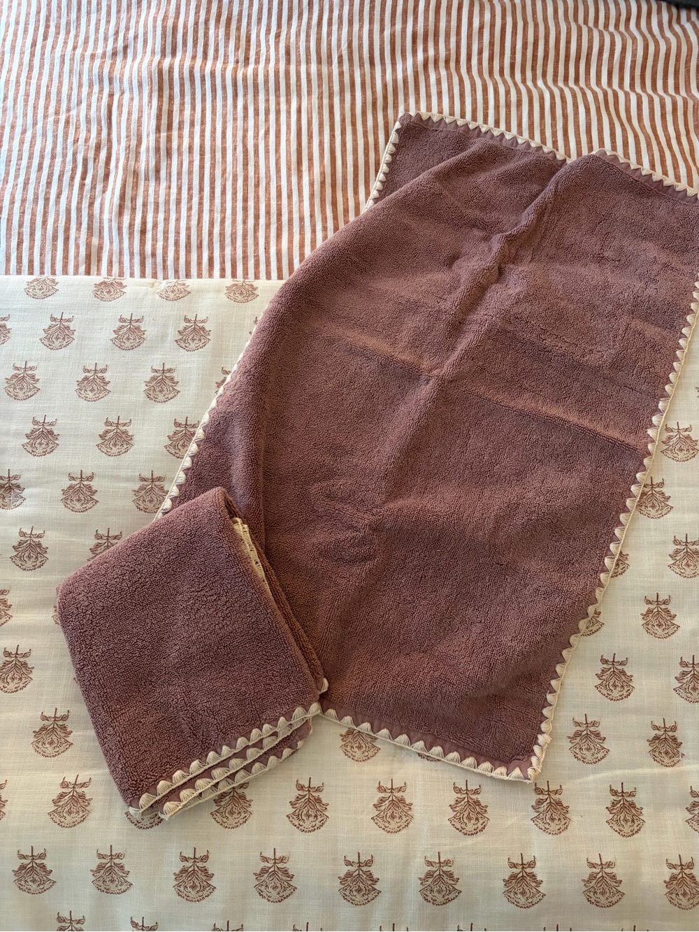 Threshold Mauve-Brown Decorative Hand Towels with Scalloped Trim